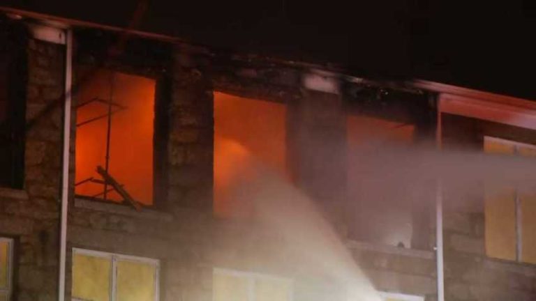 Bombero hospitalizado tras combatir voraz incendio en Fall River