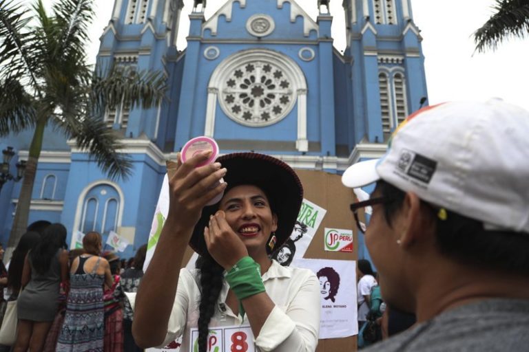 Perú: mujer transgénero se postula en comicios legislativos