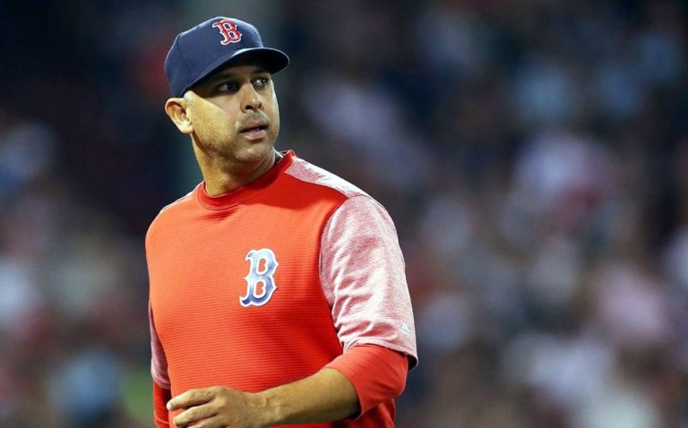 Alex Cora sería el siguiente acusado de MLB por robo ilegal de señas