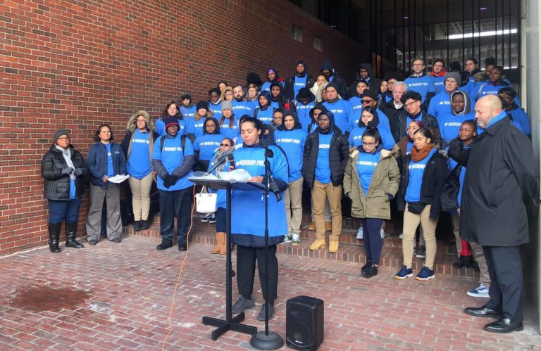 Estudiantes y familias el City Hall de Boston Piden acelerar construcción de escuela en Roxbury