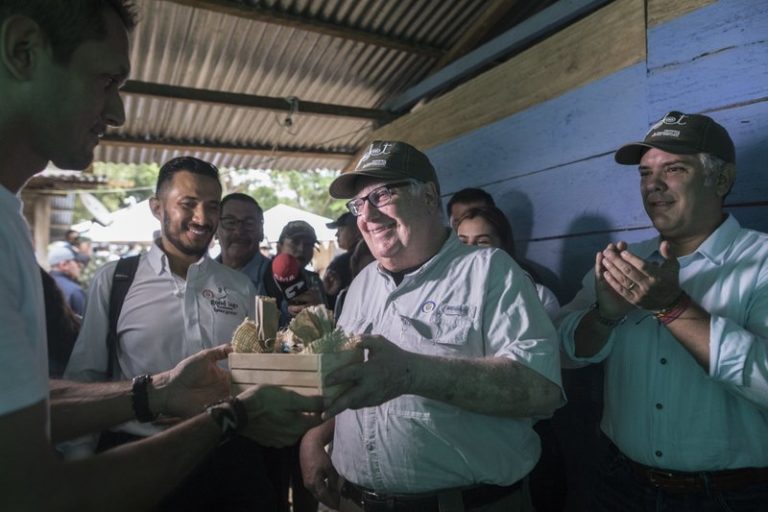 Hijo de Buffett ayuda a Colombia a romper con la coca