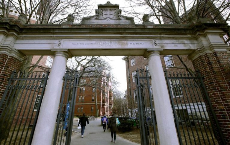 Tres escuelas de Harvard solo ofrecerán clases remotas todo el año
