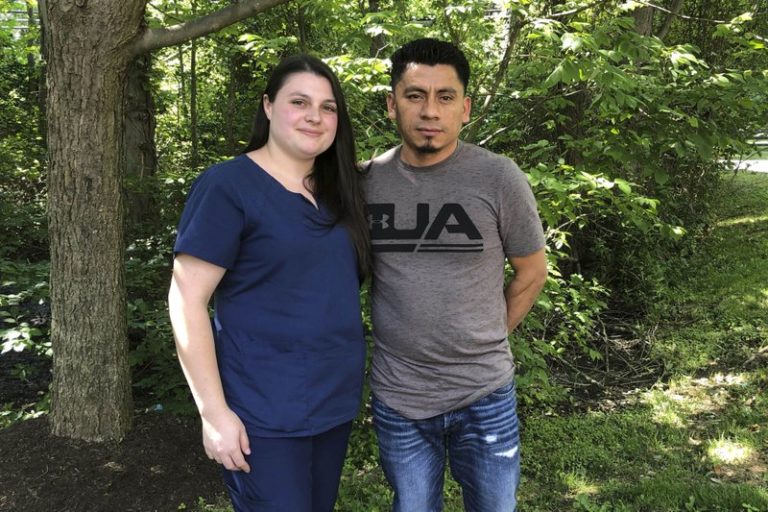 Juez prohíbe deportar a inmigrantes en entrevistas