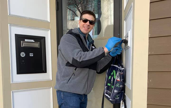 Representante Madaro entrega a residentes de East Boston