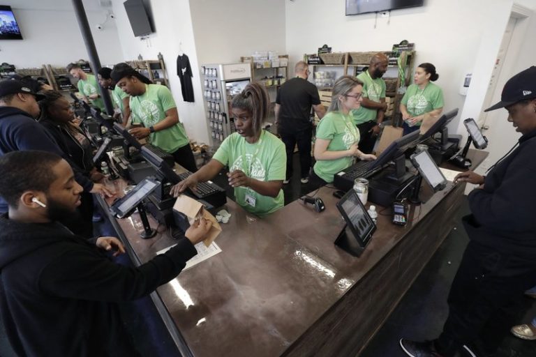 Inauguran primera tienda de marihuana recreativa en Boston