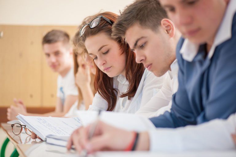 Universidades pasan a clases en línea durante el resto del semestre