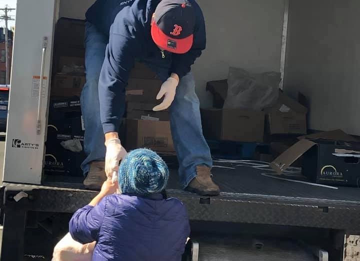 Concejal de Chelsea Damaris Vidot Entrega alimentos a las personas que lo necesitan