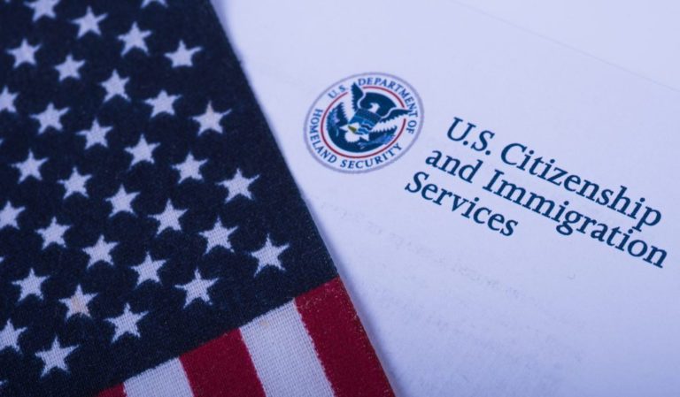 USCIS cierra oficinas al público