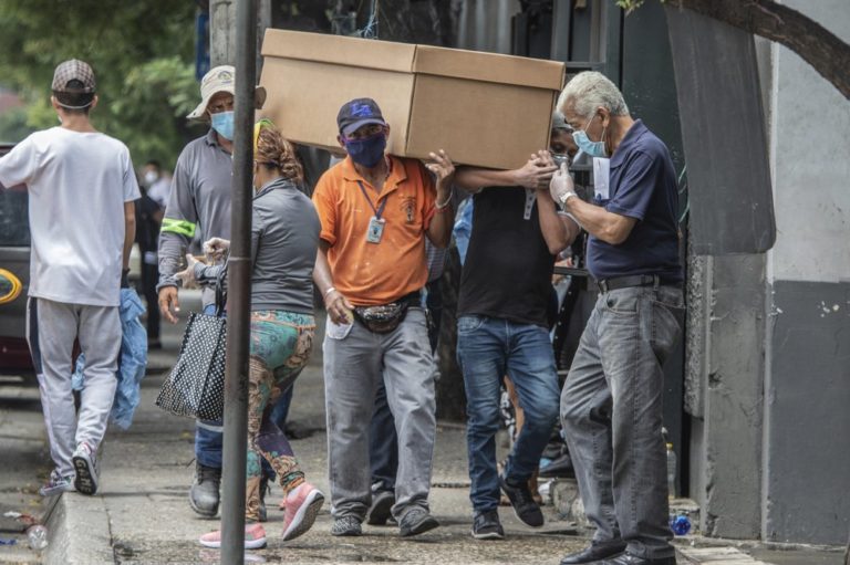 Ecuador: aún hay cuerpos de muertos sin retirar