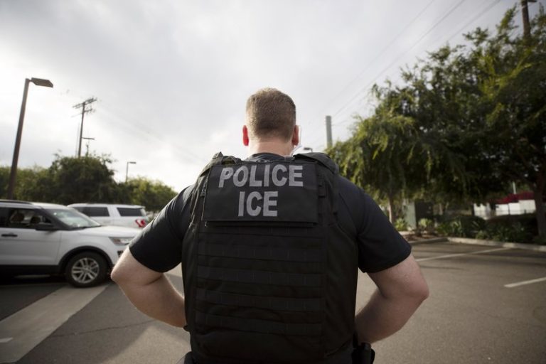 ICE reporta aumento de COVID-19 entre inmigrantes detenidos