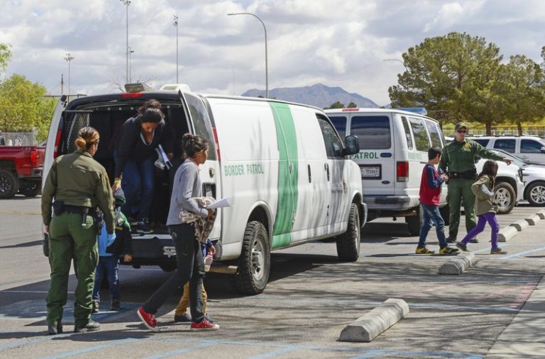 Gobierno libera a casi 700 inmigrantes por temores de COVID-19