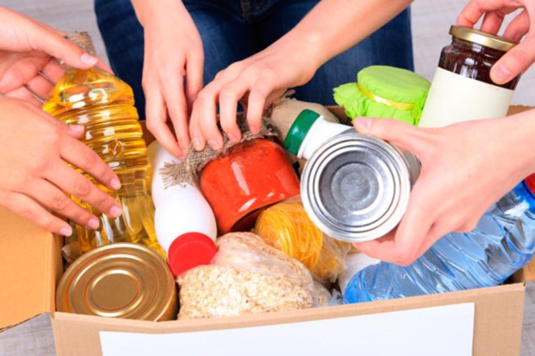 «Pasen a recoger alimentos.  Nuestra comunidad necesita ayuda»