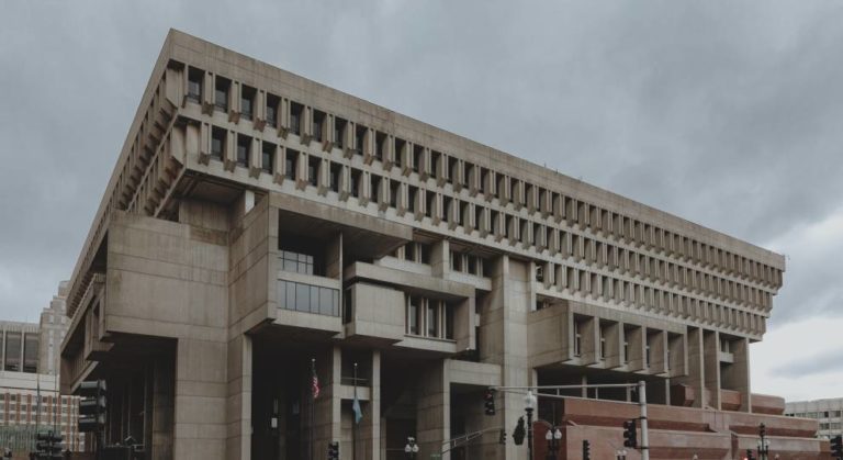 Concejo de Boston aprueba  moratoria inmediata de alquileres, hipotecas y desalojos