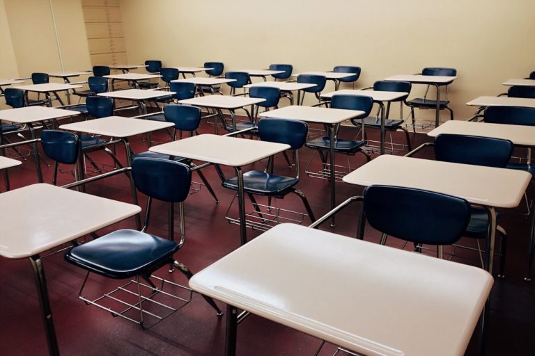 Establecen reglas para regreso a clases en Massachusetts