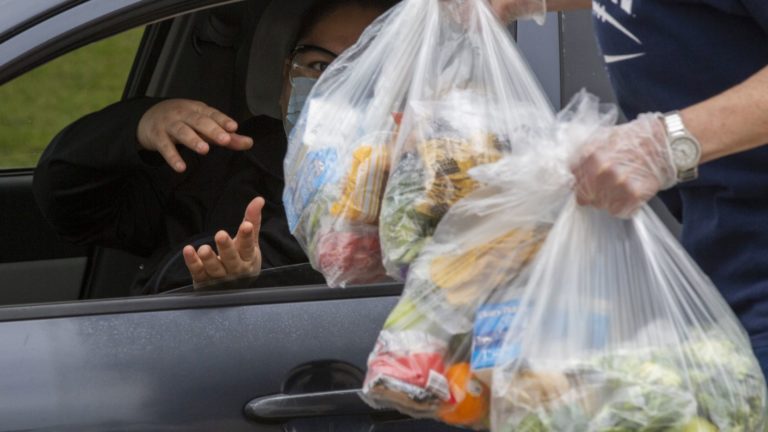 Lynn  Salvation Army  entrega alimentos