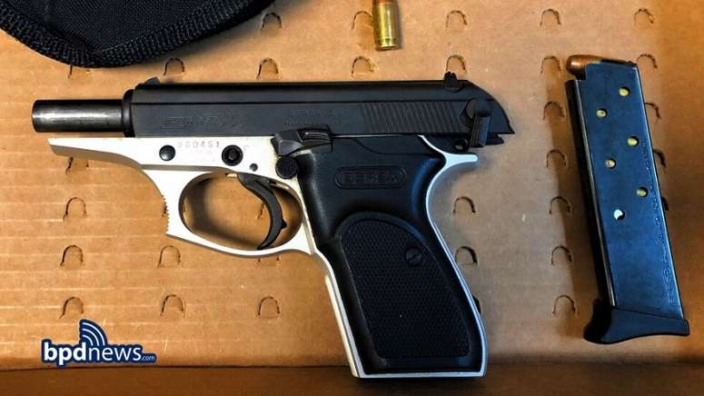 Hombre acusado de amenazar a otros que le pidieron distanciamiento social 1 200505 boston gun