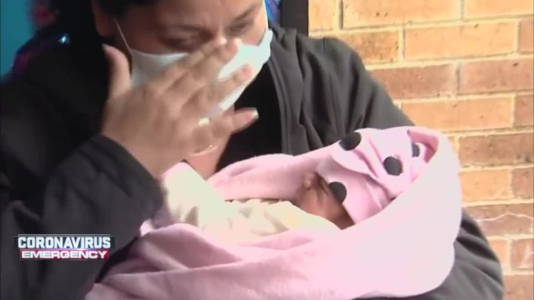 Residente de Chelsea vence al COVID-19 y abraza por primera vez a su hija