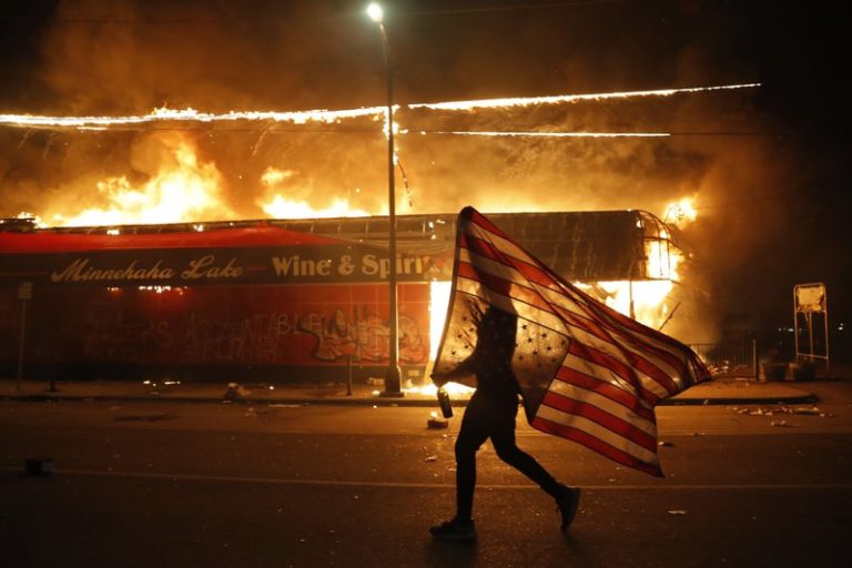Twitter señala tuit de Trump por “enaltecer la violencia” en Minneapolis