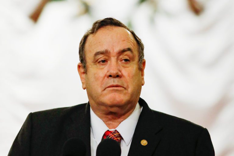 Presidente de Guatemala regaña a EE. UU. Por deportar migrantes con coronavirus
