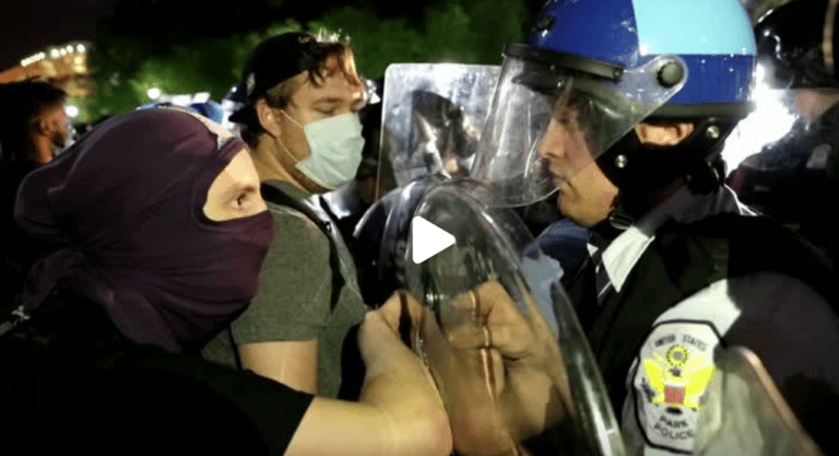 La policía y manifestantes en un enfrentamiento fuera de la Casa Blanca por el asesinato de George Floyd