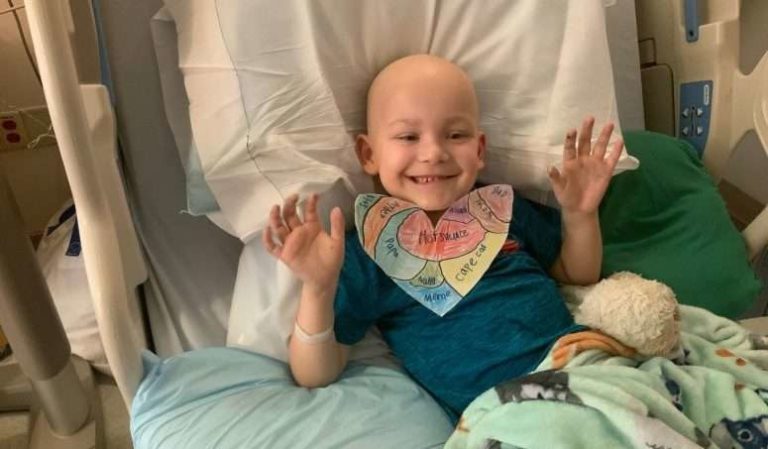 Decenas celebran cumpleaños de niño que venció al COVID-19