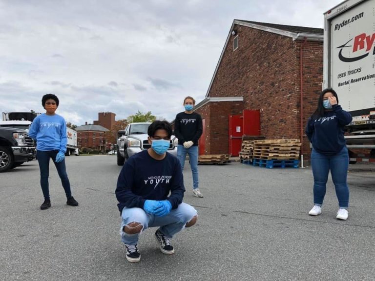 Valiosa participación de jóvenes voluntarios latinos en Lynn. Pandemia COVID-19 Testimonios en El Mundo Boston Facebook Live