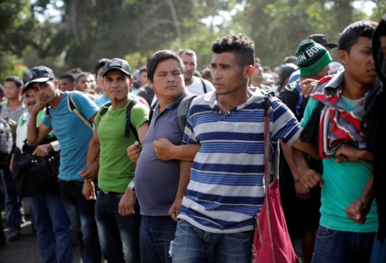 Inmigrantes africanos y haitianos marchan en caravana por Honduras hacia EEUU