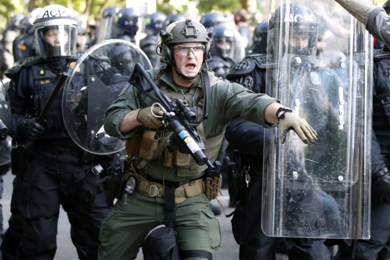 Trump amenaza con usar fuerza militar contra manifestantes