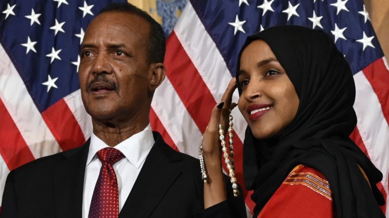 El padre de la Representante Ilhan Omar murió debido a complicaciones por coronavirus, anunció la congresista de Minnesota el lunes por la noche.