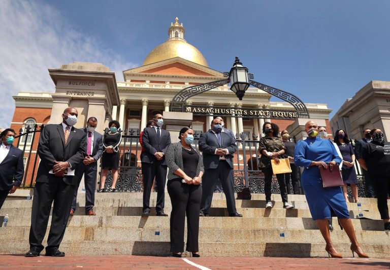 Funcionarios de color de Massachusetts piden responsabilidad policial