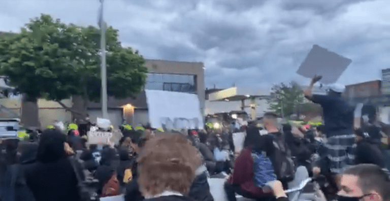 Junio 3, 2020 – Momento de silencio con la Policía de Boston