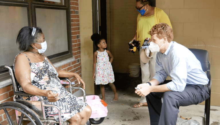 Joe Kennedy III reactiva su campaña tocando puertas en Lawrence