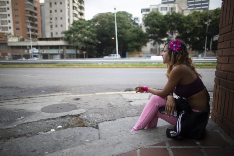 Crisis empuja a jóvenes a la prostitución