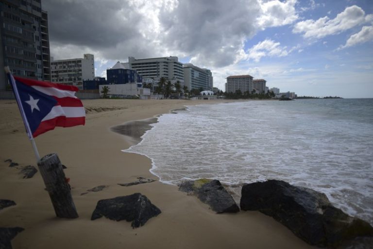 Puerto Rico reanuda cierres por aumento de casos de COVID-19