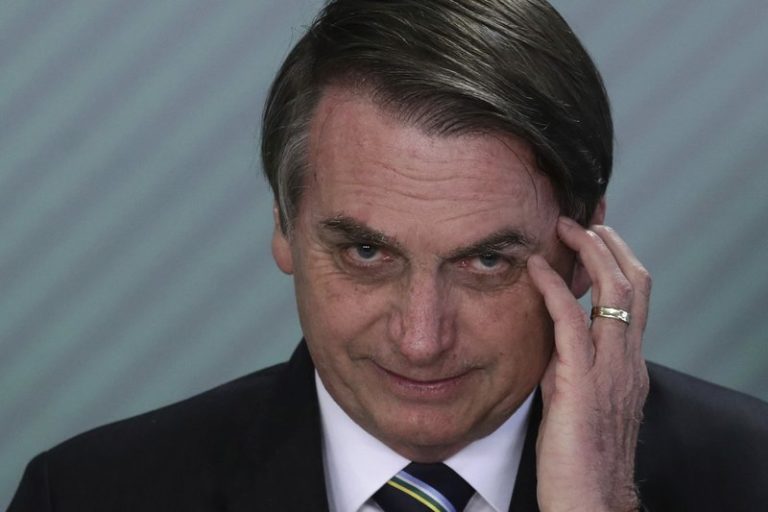 Presidente de Brasil, Bolsonaro, anuncia que tiene COVID-19