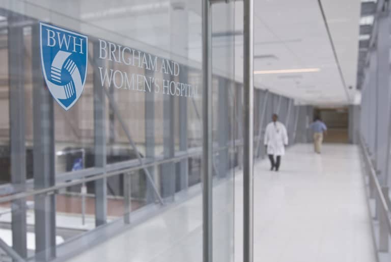 Brigham asume un papel líder en los estudios clínicos de la vacuna contra el COVID-19