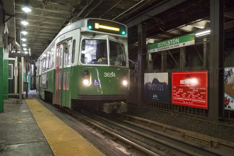 Las nuevas regulaciones de MBTA para COVID-19 puede empeorar el tráfico de Boston, según un informe
