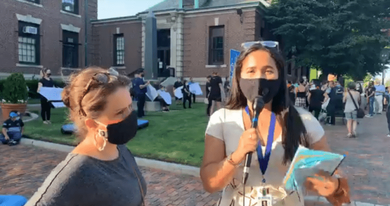 Grace Martínez reportando desde Chelsea