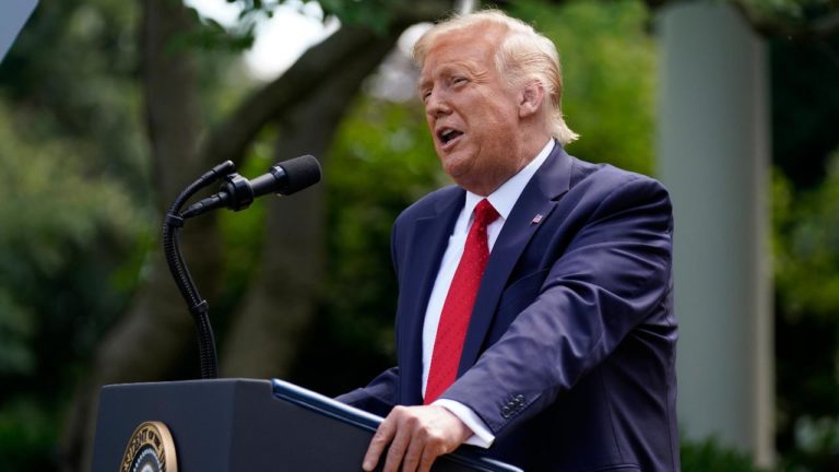 Trump firma orden ejecutiva a favor de los hispanos