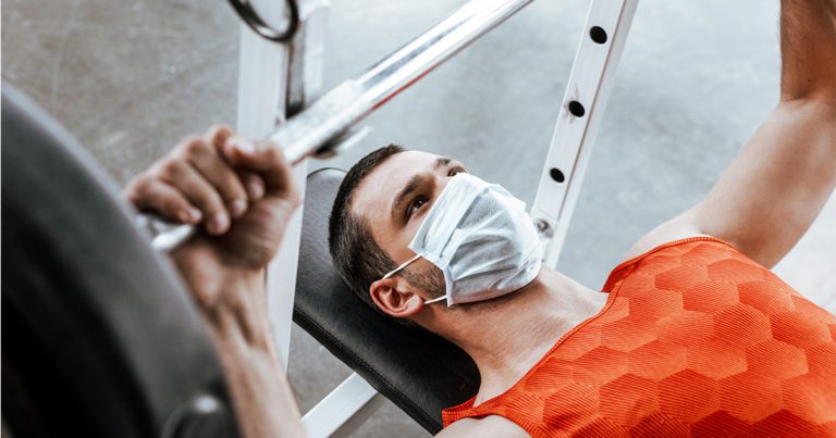 Cómo adaptar su entrenamiento físico con una máscara