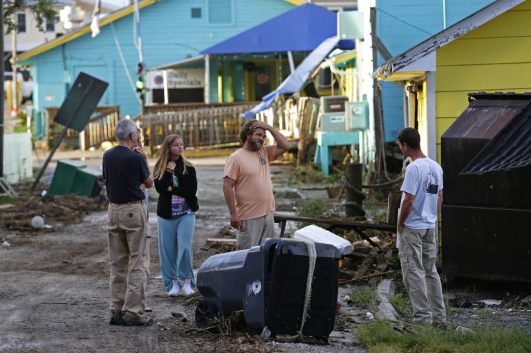 Isaias provoca fuertes tormentas antes de llegar a Massachusetts