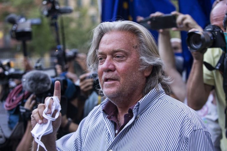 Bannon se declara inocente de desfalcar fondo para muro