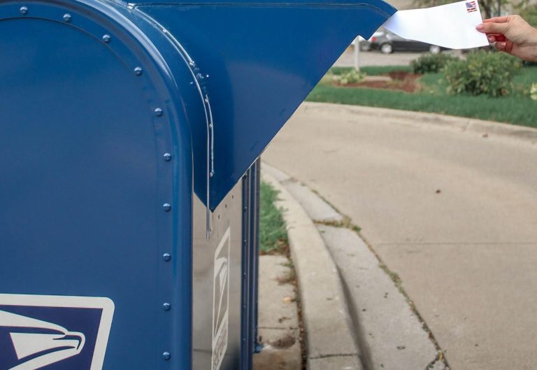 Demandan a Trump por fondos para Servicio Postal