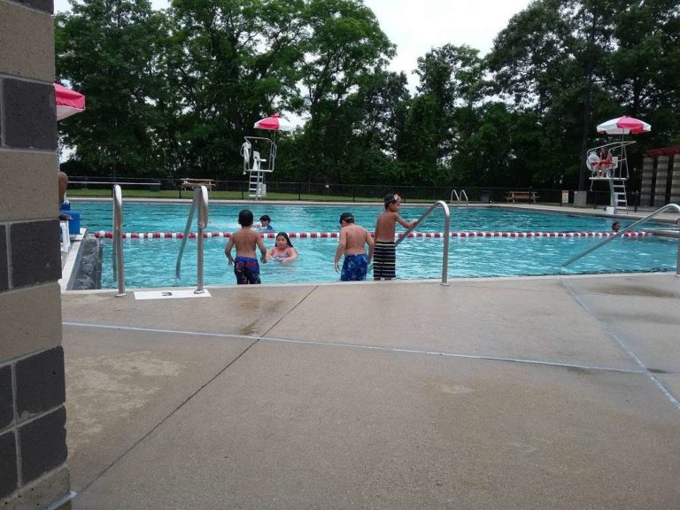 Lawrence: Cierran piscinas públicas por coronavirus