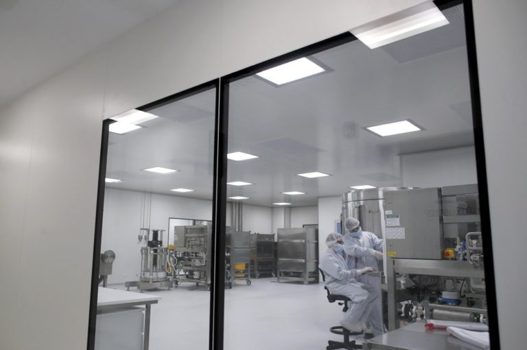 AstraZeneca pausa pruebas de vacuna contra COVID-19
