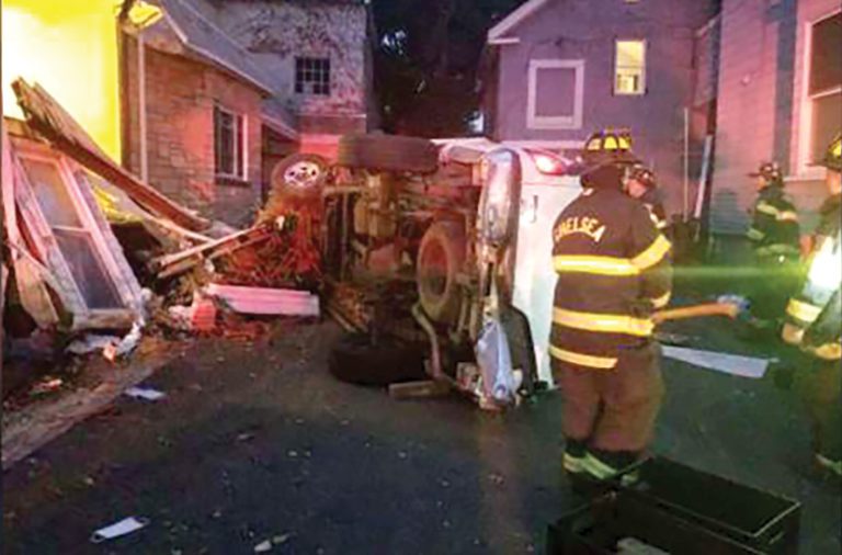 Conductor hospitalizado tras  estrellarse contra casa en Chelsea