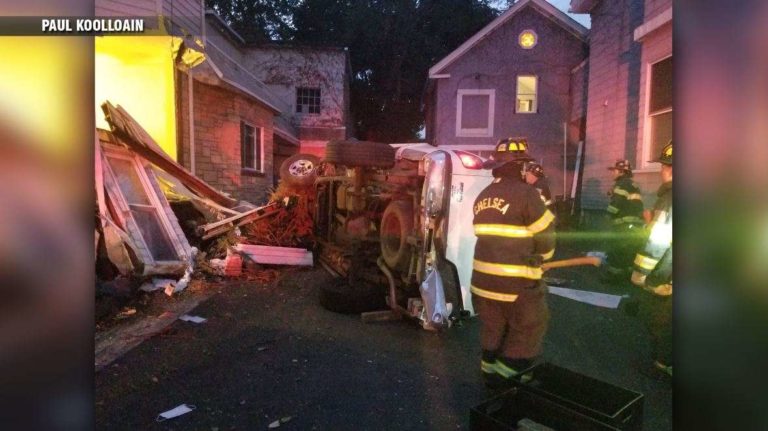 Conductor hospitalizado tras estrellarse con casa en Chelsea