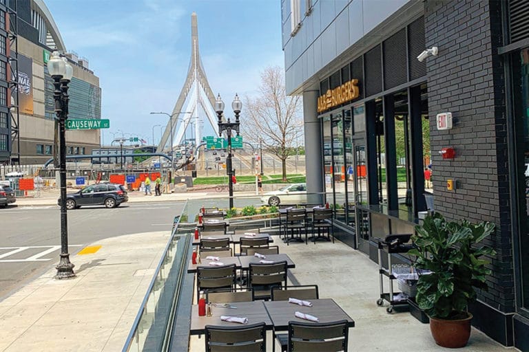 Ciudad de Boston mantiene restricciones en restaurantes