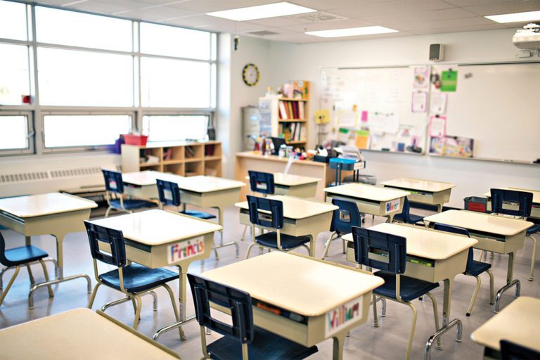 Inicio del año escolar con aulas vacías