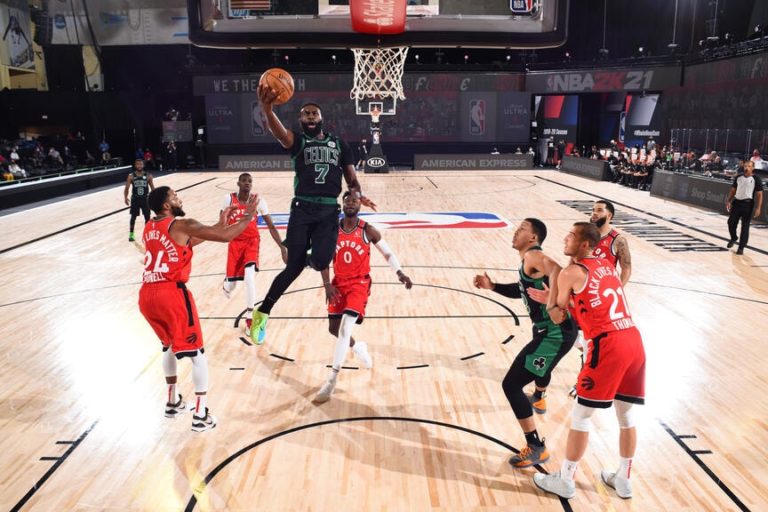 Celtics ponen en jaque a los Raptors